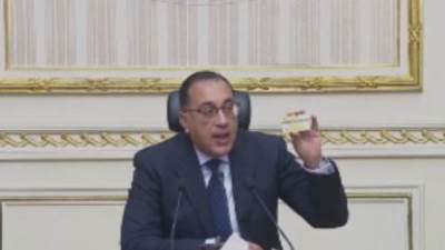 رئيس الوزراء يستعرض شكل الرخصة الذهبية: كارت ذكى مسجل عليه كل البيانات
