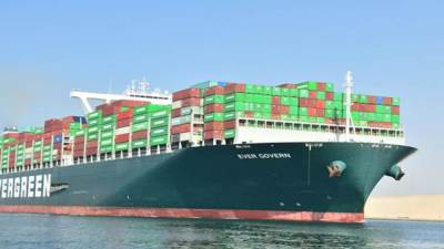 الفريق أسامة ربيع يكشف حقيقة جنوح سفينة في قناة السويس