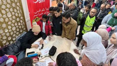 مبادرة "حبراير" بجناح الأزهر بمعرض الكتاب تجذب الجمهور وتعزز مكانة الخط العربي