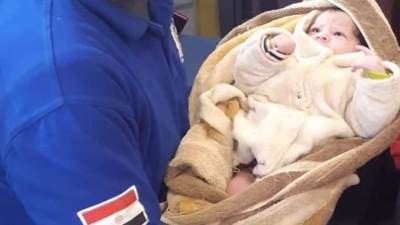 مسعف وسائق يساعدان سيدة فاجأتها آلام الولادة بالصحراوي الشرقي ببني سويف