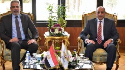 وزير الطيران يلتقي نائب رئيس الأياتا للشرق الأوسط وإفريقيا لتعزيز التعاون في مجال النقل الجوي