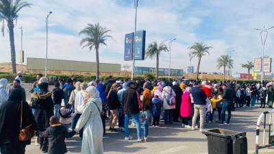 طوابير على الأبواب.. إقبال جماهيري كبير على معرض الكتاب في يومه التاسع