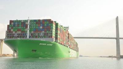 في أول رحلاتها البحرية.. أحدث سفينة حاويات في العالم تعبر قناة السويس