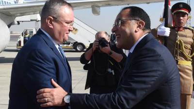 رئيس الوزراء يستقبل نظيره الروماني بمطار القاهرة