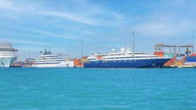 ميناء السخنة يستقبل الآلاف من السائحين على متن ٣ سفن سياحية