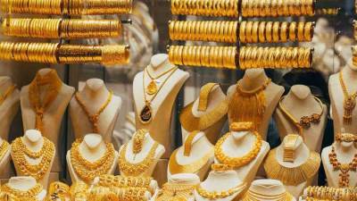 الذهب يواصل الانخفاض بمنتصف التعاملات.. وعيار 21 يسجل 1710 