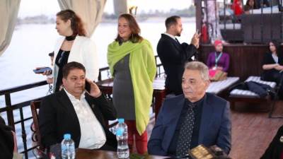 في بداية مراسم الافتتاح.. المراكب الذهبية تحمل ضيوف "الأقصر للسينما الإفريقية"