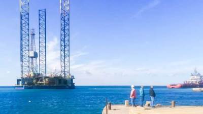ضمن خطة التطوير.. ميناء الطور يستقبل أول حفار بترول لأعمال صيانة دورية