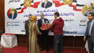 وزير القوى العاملة يسلم عقود عمل لذوى الهمم وفرص عمل للشباب بالبحر الأحمر