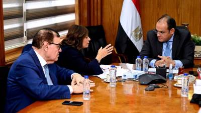 وزير التجارة يبحث مع رؤساء المجالس التصديرية للغزل والنسيج زيادة معدلات التصدير وفتح اسواق تصديرية