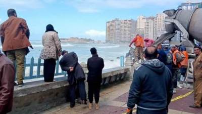 الري تكلف المقاولون العرب بإصلاح هبوط رصيف طريق الكورنيش بسيدي بشر