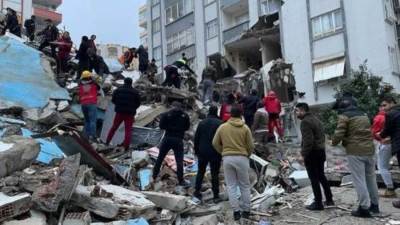 "اثنان تحت الأنقاض".. رئيس الجالية المصرية في تركيا يكشف آخر التطورات بعد الزلزال