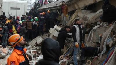 واشنطن تعلن إرسال فريقي بحث وإنقاذ إلى تركيا وسوريا