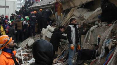 ارتفاع عدد ضحايا زلزال تركيا إلى 2316 شخصاً