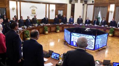 مجلس الوزراء يقف دقيقة حدادا على روح رئيس الوزراء السابق المهندس شريف إسماعيل