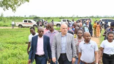 الدكتور سويلم يقوم بزيارة ميدانية لموقع قنطرة Rukarami