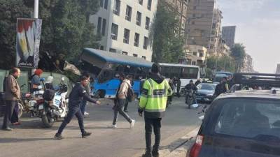 الأتوبيس معلق في السور.. إصابة 5 أشخاص خلال تصادم أعلى كوبري الدقي