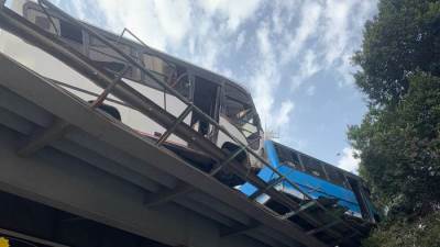 أوناش المرور تنجح في رفع أتوبيسى حادث كوبرى الدقى