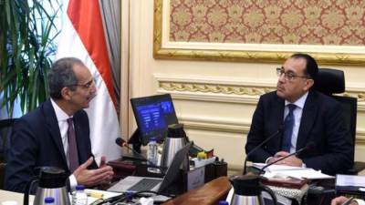 رئيس الوزراء يتابع مع وزير الاتصالات عدداً من المشروعات التي تنفذها الوزارة