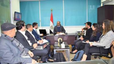 نائب وزير الإسكان يتابع مع ممثلى البنك الأوروبى مشروعات المياه والصرف