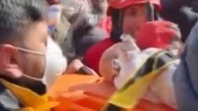 إنقاذ رضيع تركي فى ولاية "هطاي" بعد قضاء 6 أيام تحت الأنقاض