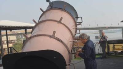 باخرة سياحية تتعثر أثناء مرورها أسفل كوبري النيل ببني سويف