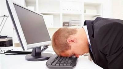 العمل أكثر من 55 ساعة أسبوعيًا يسبب جلطات الدماغ .. تفاصيل