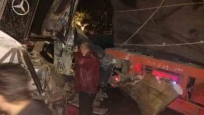 إصابة 15 شخصا فى تصادم مينى باص بسيارة نقل فى المحلة