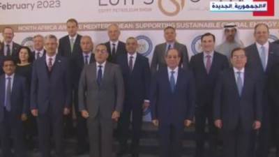 صورة تذكارية للرئيس السيسى مع المشاركين فى معرض مصر الدولى للبترول