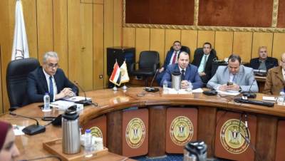 القوي العاملة: توجيهات بالاستمرار في استكمال قاعدة البيانات وتطبيق القانون بشأن استيفاء نسبة الـ5 % في كافة المنشآت