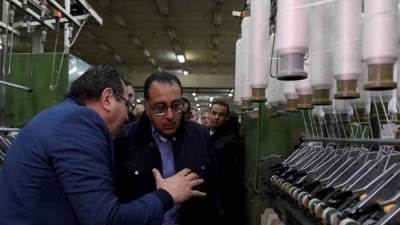 مدبولي يتجول فى مصانع الغزل والنسيج الجديدة بالمحلة الجاري إقامتها