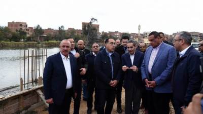 رئيس الوزراء يتفقد أعمال الرصف والتطوير الجارية بكورنيش المحلة الكبرى