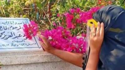 بوسي شلبى من أمام قبر محمود عبدالعزيز.. كل عيد حب وأنت الحب