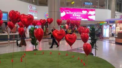 "مصر للطيران" تشارك المسافرين على متن رحلاتها احتفالات عيد الحب