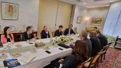 رئيس اقتصادية قناة السويس يعرض فرص الاستثمار على عدد من ممثلي الشركات اليابانية