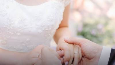 وفاة عريس وإصابة عروسه سقطت بهما "الكوشة" في حفل الزفاف