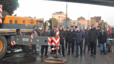 3 أوناش ضخمة تعيد رفع كوبرى مشاة الثلاجة بشبرا الخيمة بعد سقوطه فجر اليوم