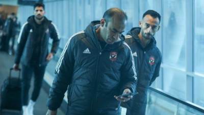 بعثة الأهلي تصل مطار القاهرة استعدادًا للسفر إلى السودان