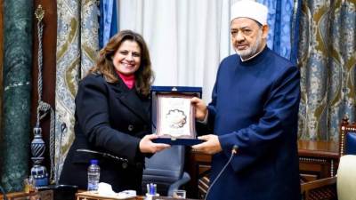 وزيرة الهجرة تلتقي شيخ الأزهر برفقة وفد حوار الأديان من الولايات المتحدة