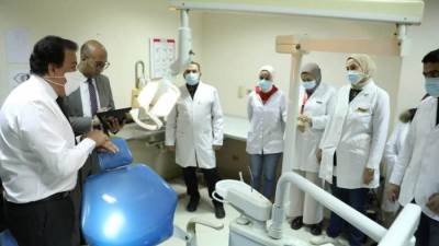 وزير الصحة ينتقد عدم تناسب أعداد مقدمي الخدمات بالإدارة الصحية بالشيخ زايد والحصري