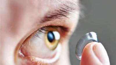 شاب أمريكي يفقد البصر بسبب نومه بالعدسات اللاصقة