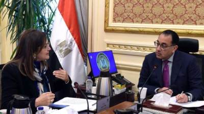 رئيس الوزراء يتابع مع وزيرة التخطيط نتائج الجولة الترويجية للاستثمار