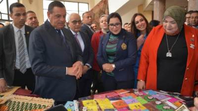 وزيرا التنمية والتعليم يتفقدان معرض "أيادي مصر" للمنتجات اليدوية والحرفية بمجمع دمنهور الثقافي
