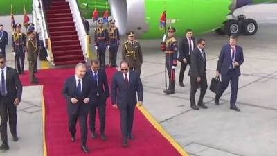 الرئيس السيسي يستقبل رئيس أوزبكستان بمطار القاهرة الدولي 