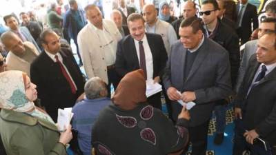 آمنه ومحافظ المنوفية يسلمان كراسي كهربائية لذوي الهمم ومساعدات مالية وعينية للفئات الأكثر إحتياجا