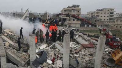 هيئة الطوارئ التركية تطالب المواطنين بالابتعاد عن السواحل بعد الزلزال