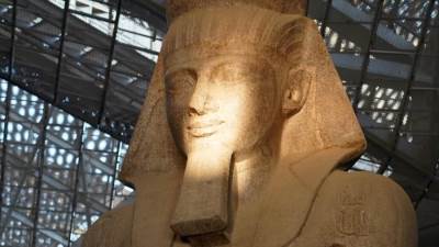 تعامد الشمس على وجه تمثال رمسيس الثانى بالمتحف المصرى الكبير