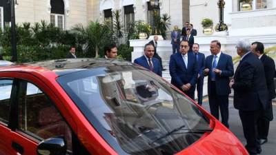 رئيس الوزراء يتفقد نماذج لسيارات كهربائية مصرية 