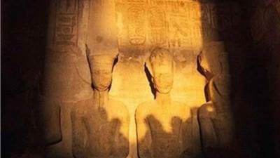 شاهد لحظة تعامد الشمس على وجه تمثال رمسيس بمعبد أبو سمبل