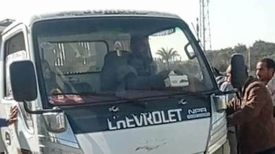 قائد قطار يتفادى كارثة.. النقل تحذر مجددا من خطورة عبور الطرق من الأماكن غير المخصصة